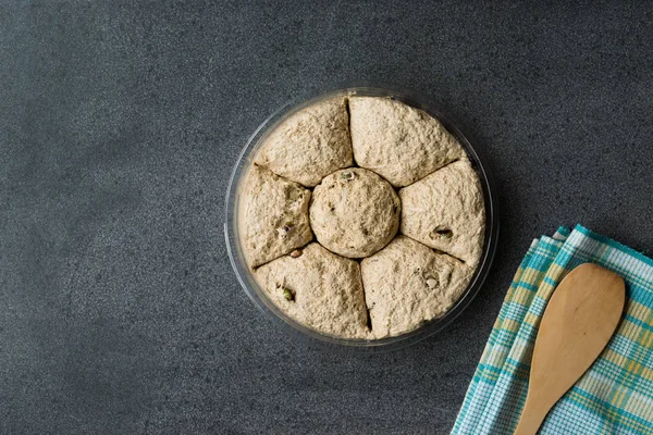 Yuvarlak helva / fıstıklı Helva / Kurek Helvasi. Geleneksel tatlı.