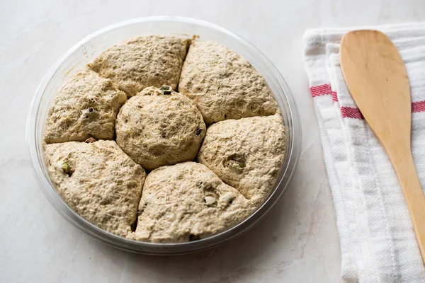 Yuvarlak helva / fıstıklı Helva / Kurek Helvasi. Geleneksel tatlı.