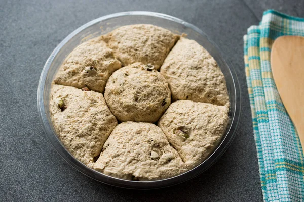 Yuvarlak helva / fıstıklı Helva / Kurek Helvasi. Geleneksel tatlı.