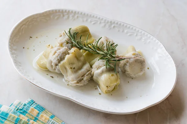 Turşu enginar göbeği Rosemary ile Marine tabağına. Organik gıda.