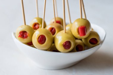 Kokteyl Yeşil Zeytin kürdan ile hizmet kırmızı kırmızı biber biber dolması. Organik meze.