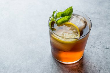 Soğuk buzlu çay Bergamot Nane yaprağı, limon ve buz yaz içeceği