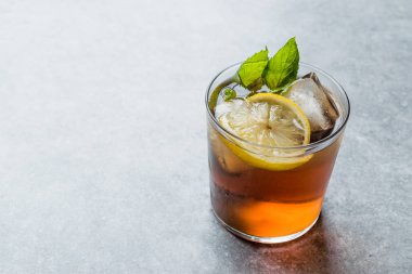 Soğuk buzlu çay Bergamot Nane yaprağı, limon ve buz yaz içeceği