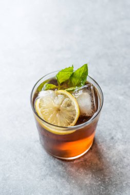 Soğuk buzlu çay Bergamot Nane yaprağı, limon ve buz yaz içeceği