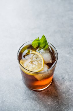 Soğuk buzlu çay Bergamot Nane yaprağı, limon ve buz yaz içeceği