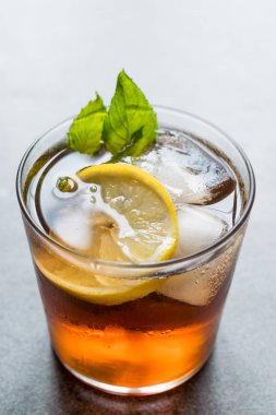 Soğuk buzlu çay Bergamot Nane yaprağı, limon ve buz yaz içeceği