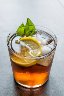 Soğuk buzlu çay Bergamot Nane yaprağı, limon ve buz yaz içeceği