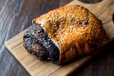 Türk pasta kuru fasulye / çikolatalı kruvasan susam rulo. Fast Food.