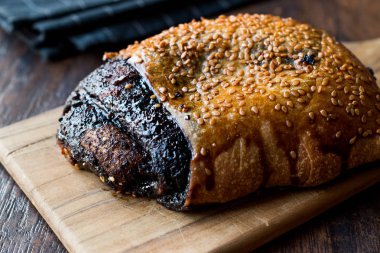 Türk pasta kuru fasulye / çikolatalı kruvasan susam rulo. Fast Food.