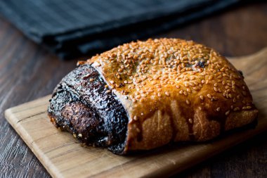 Türk pasta kuru fasulye / çikolatalı kruvasan susam rulo. Fast Food.