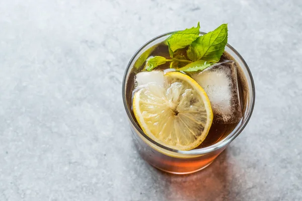 Soğuk buzlu çay Bergamot Nane yaprağı, limon ve buz yaz içeceği