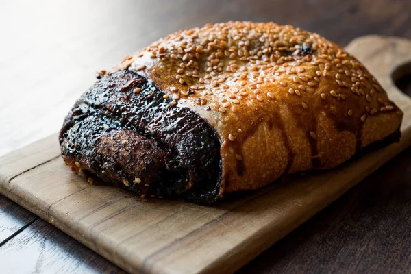 Türkisches Gebäck Pogaca Schoko Croissant Rolle Mit Sesam Fast Food — Stockfoto