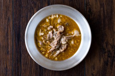 Türk çorba Beyran ile kuzu eti, pirinç, kıyılmış sarımsak ve sirke soslu salata ile servis. Geleneksel organik gıda.