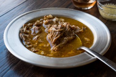 Türk çorba Beyran ile kuzu eti, pirinç, kıyılmış sarımsak ve sirke soslu salata ile servis. Geleneksel organik gıda.