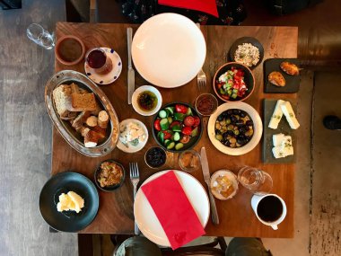 Çay, kahve, taze Türk kahvaltı masası reçel, muhallebi / lor peyniri, bal, krem, simit ve ekmek. Geleneksel organik gıda.