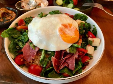 Çılbır Füme pastırma, salata, peynir ve ekmek kahvaltı için. Organik gıda.