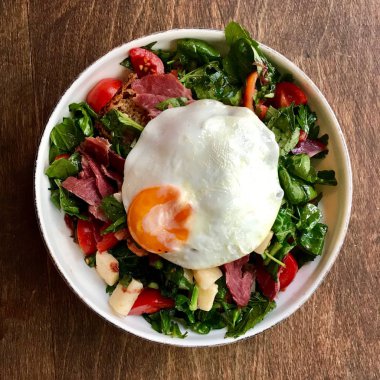 Çılbır Füme pastırma, salata, peynir ve ekmek kahvaltı için. Organik gıda.