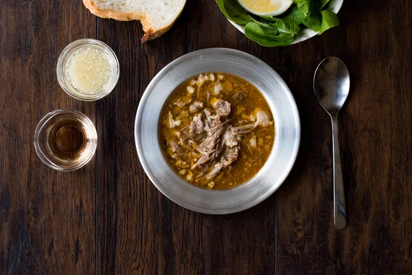 ラム肉 ニンニクのみじん切り 酢醤油とトルコのスープ Beyran サラダが付きます 伝統的な有機食品 — ストック写真