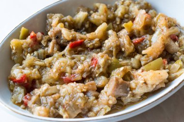 Türk meze közlenmiş patlıcan / patlıcan sebze ile. Geleneksel organik gıda.