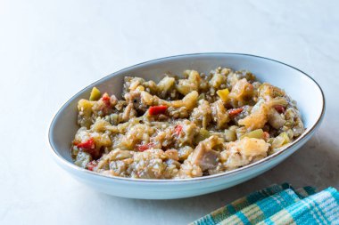 Türk meze közlenmiş patlıcan / patlıcan sebze ile. Geleneksel organik gıda.