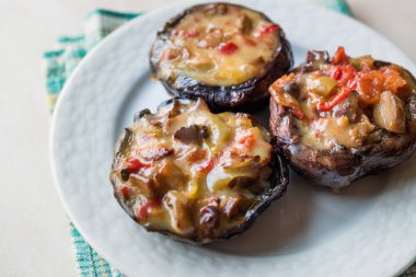 Kestane mantarları eritilmiş peynir ve sebze doldurulmuş pişmiş. Organik gıda.