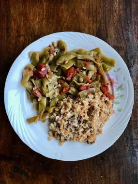 Yemek yeşil fasulye zeytinyağı ile / Peynirli sebzeli Bulgur ile pilav Pilav veya pilav. Geleneksel organik gıda.