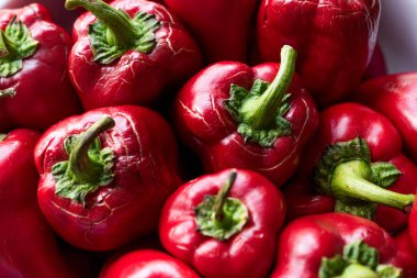 Bütün kırmızı biber beyaz kase. Görünümü kapatın. Organik gıda.