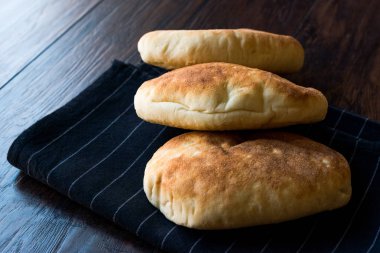 Asya Gua Bao Bun Pide, ahşap yüzey üzerinde. Geleneksel organik gıda.