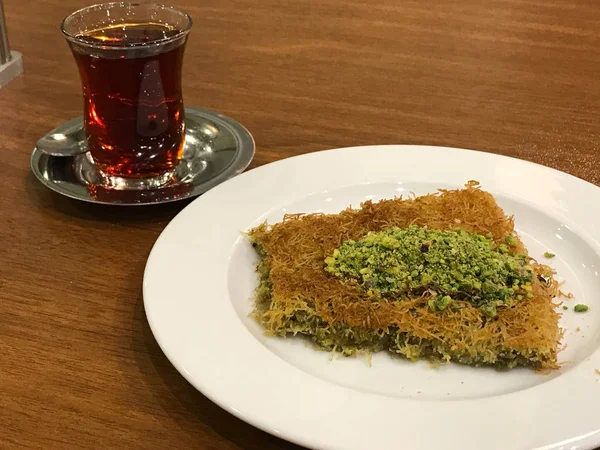 Sobremesa Turca Kadayif Com Pistachio Servido Com Chá Alimentos Tradicionais — Fotografia de Stock