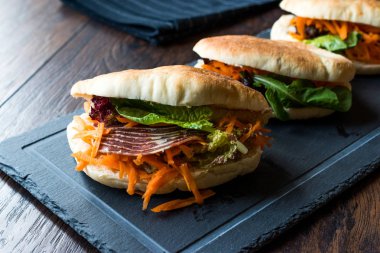 Tayvan'ın pide ekmek Bun sandviç Gua Bao Füme pastırma, havuç dilimleri ve Yeşiller Asya'dan. Geleneksel organik gıda.