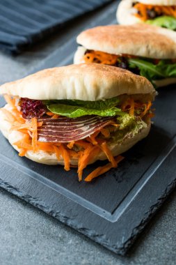 Tayvan'ın pide ekmek Bun sandviç Gua Bao Füme pastırma, havuç dilimleri ve Yeşiller Asya'dan. Geleneksel organik gıda.