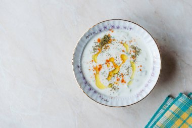 Cacik / Tzatziki sos yoğurt, salatalık dilimleri, zeytinyağı, kekik ve kırmızı biber ile seramik kase toz. Geleneksel organik gıda.