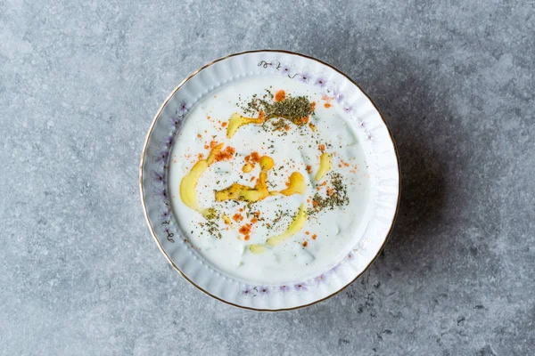 Molho Cacik Tzatziki Com Iogurte Fatias Pepino Azeite Tomilho Pimenta — Fotografia de Stock