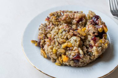 Freekeh tahıl Tabule Barberries, fıstık ve Mısır ile / Tabula Frik veya genellikle Bulgur / şenlendirir. Organik gıda.