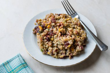 Freekeh tahıl Tabule Barberries, fıstık ve Mısır ile / Tabula Frik veya genellikle Bulgur / şenlendirir. Organik gıda.