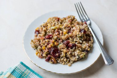 Freekeh tahıl Tabule Barberries, fıstık ve Mısır ile / Tabula Frik veya genellikle Bulgur / şenlendirir. Organik gıda.