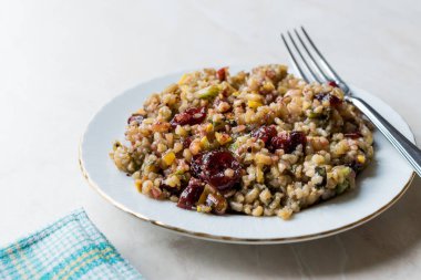 Freekeh tahıl Tabule Barberries, fıstık ve Mısır ile / Tabula Frik veya genellikle Bulgur / şenlendirir. Organik gıda.