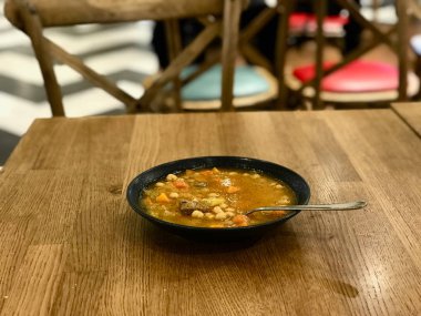 Türk Gıda nohut yahnisi et ve sebze ile / Dana eti tas hamsi. Geleneksel organik gıda.