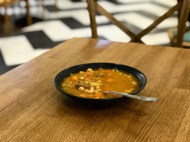 Türk Gıda nohut yahnisi et ve sebze ile / Dana eti tas hamsi. Geleneksel organik gıda.