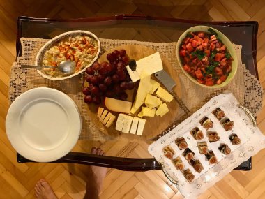 Peynir tabağı, Humus, incir Canepe domates salatası ile ev yapımı meze tablo. Parti tablo.