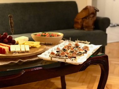 Rokfor mavi peynir ve tost ekmeği ile incir Canepe. Organik meze.