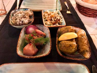 Türk Balık Restaurant meze ton balığı/orkinos Lakerda, kabak çiçekleri ve yoğurt salata turşusu. Geleneksel organik gıda.