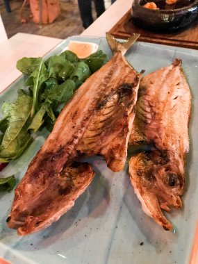 Türk Leer balık Akya balığı / Leerfish veya Kuzu balığı servis restoranda roket roka yaprakları ile. Organik gıda.