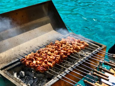 Tavuk şiş kebap Barbekü tekne deniz manzaralı. Gıda tatil