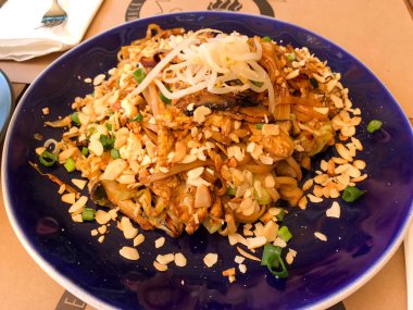 Tayland tarzı sebze pirinç şehriye Pad Thai sote lahana, havuç, mantar, fıstık, yumurta ve zencefil ile. Organik geleneksel gıda.