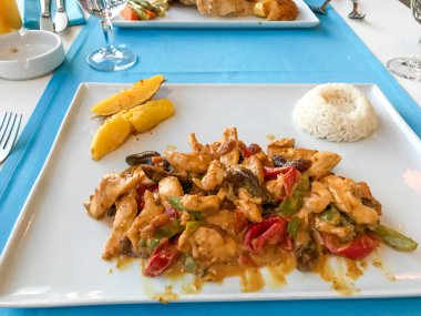 Pirinç Pilav ve patates dilimleri restoranda Fried tatlım biberli tavuk dilimleri kayısı sos ile servis. Organik gıda.