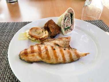 Balık, susamlı tavuk, hindi eti ve ton balığı şal meze tabağı. Seçmeli yemek.