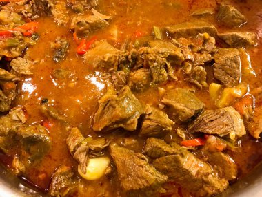 Türk Gıda Dana Gulaş veya Gulas / sulu buzağı eti güveç görünümü kapatın. Geleneksel organik gıda.