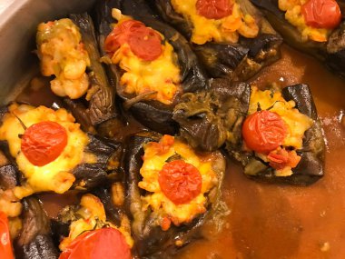 Karides dolması patlıcan / patlıcan ile erimiş peynir. Organik gıda.