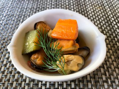 Midye salata dereotu ile kabuk olmadan ve ve havuç. Organik gıda.